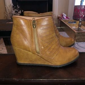 Banana Blues Ankle Boots